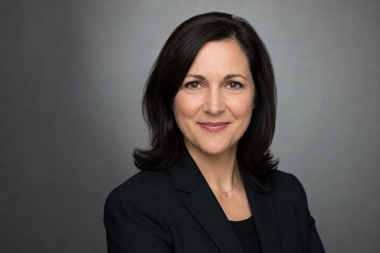 Porträt von Claudia Meier in dunklem Business-Outfit